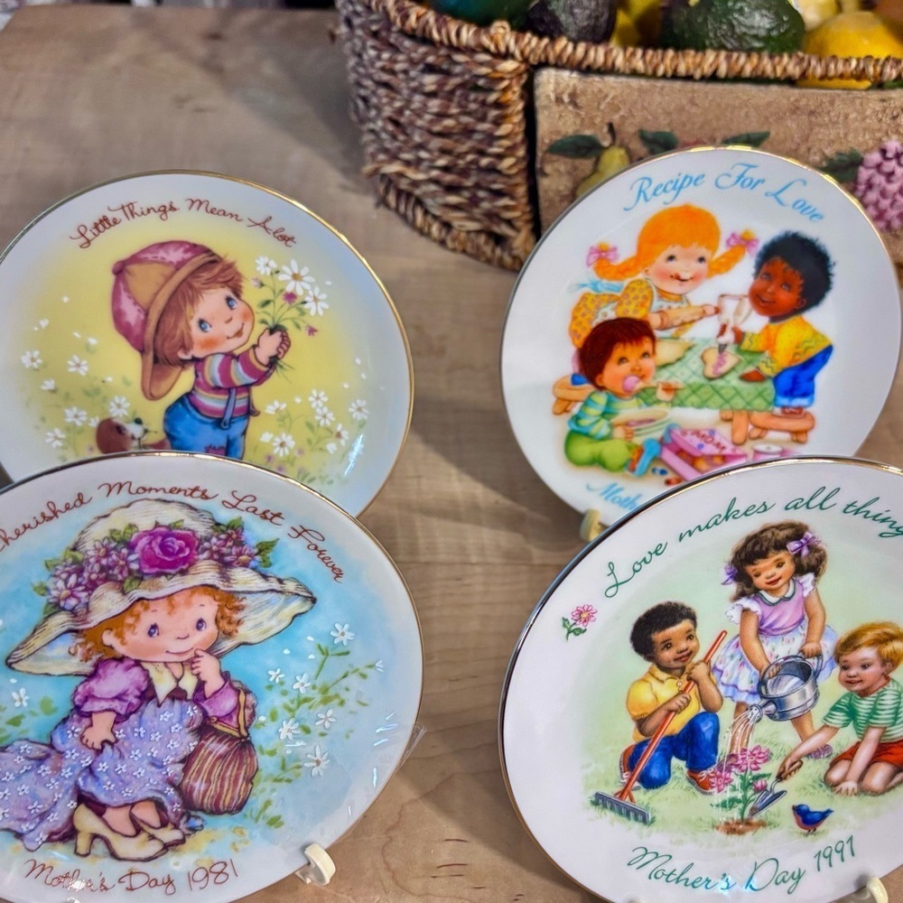 Charming Collectible Decorative Plates Set of 4
